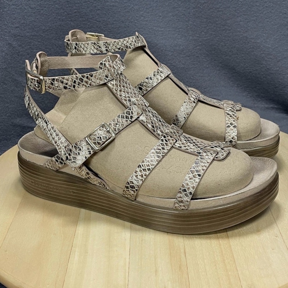 NWOT Donald J. Pliner Beige “Fritz” Snakeskin Sandals